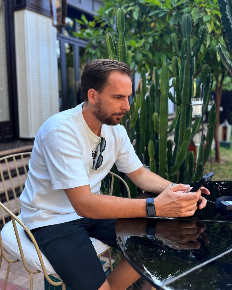Guillaume Herbin travaillant sur une terrasse à Marrakech