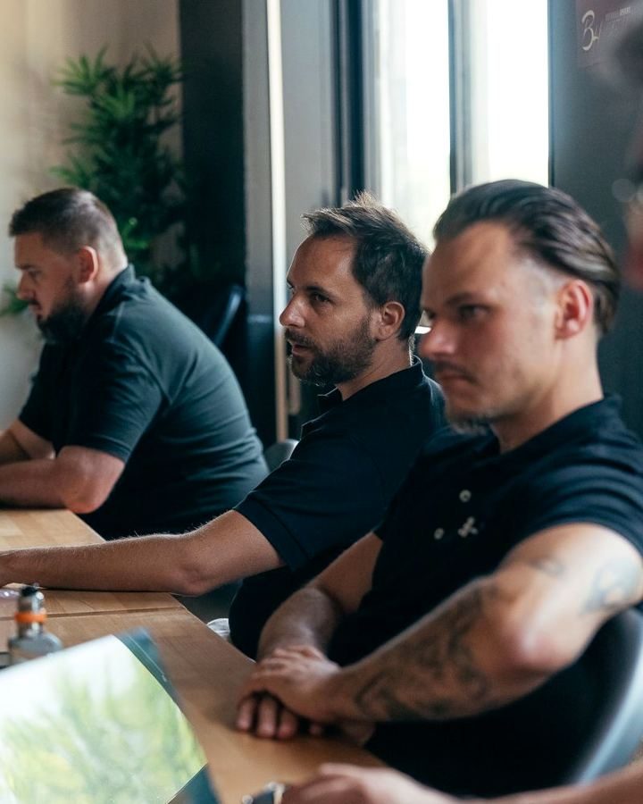 Guillaume Herbin en réunion de travail avec des membres du réseau